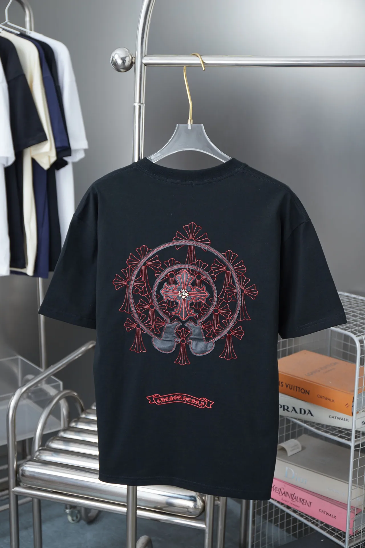 🅿️190 Ch*ome Hearte 25SS early spring new model Leather splicing embroidered Crow Heart short sleeves Light luxury essential item for daily commuting for men and women Correct version Welcome to compare Detailed features · 320g 100% pure cotton double yarn jersey fabric · Custom dyed in the same vat, special thickened 32 pieces double-strand 1X1 thread · Imported Tajima machine embroidery needle embroidery Crow Heart letter logo · Leather patch embroidery with Crow heart pattern · Double-needle stitching across seams · Original main mark, washed tag, branded moisture-proof paper packaging Color: Black/White Size: S/M/L/XL